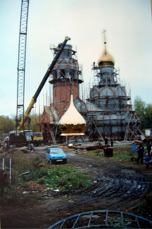 Поднятие купола на колокольню